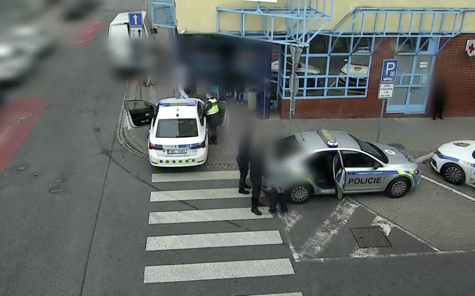 Chyť mě, když to dokážeš, řekl si zloděj v Brně. Strážníci ho přitom sledovali na kameře