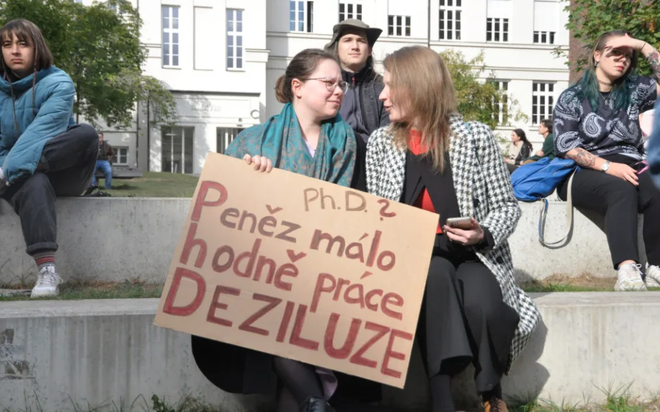 Akademici se bouří a chtějí vyšší platy. Stávku podpořily i brněnské univerzity