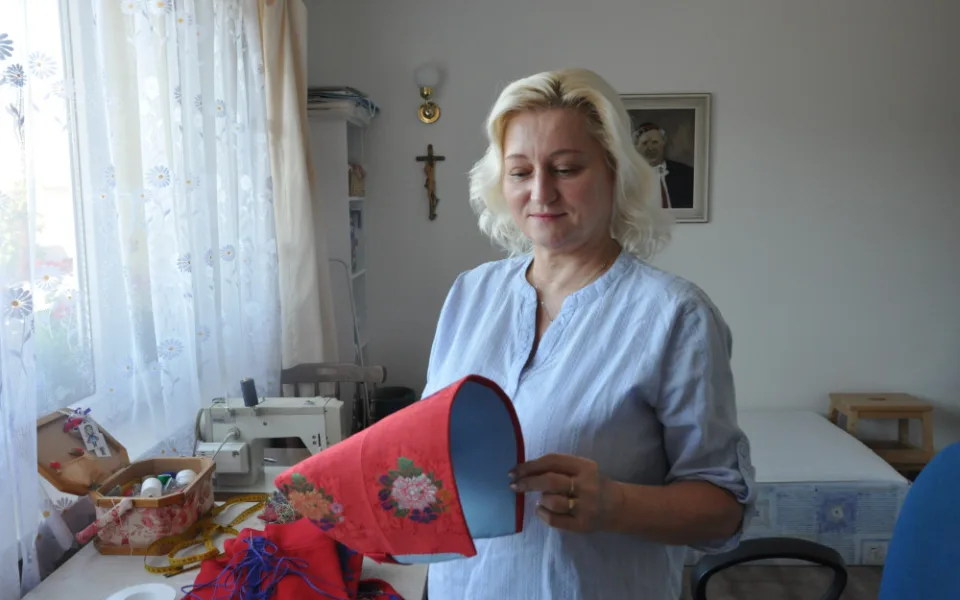 Držitelka titulu Nositel tradice šije kroje odjakživa. Přehlídkou jejího díla jsou zejména Svatováclavské hody