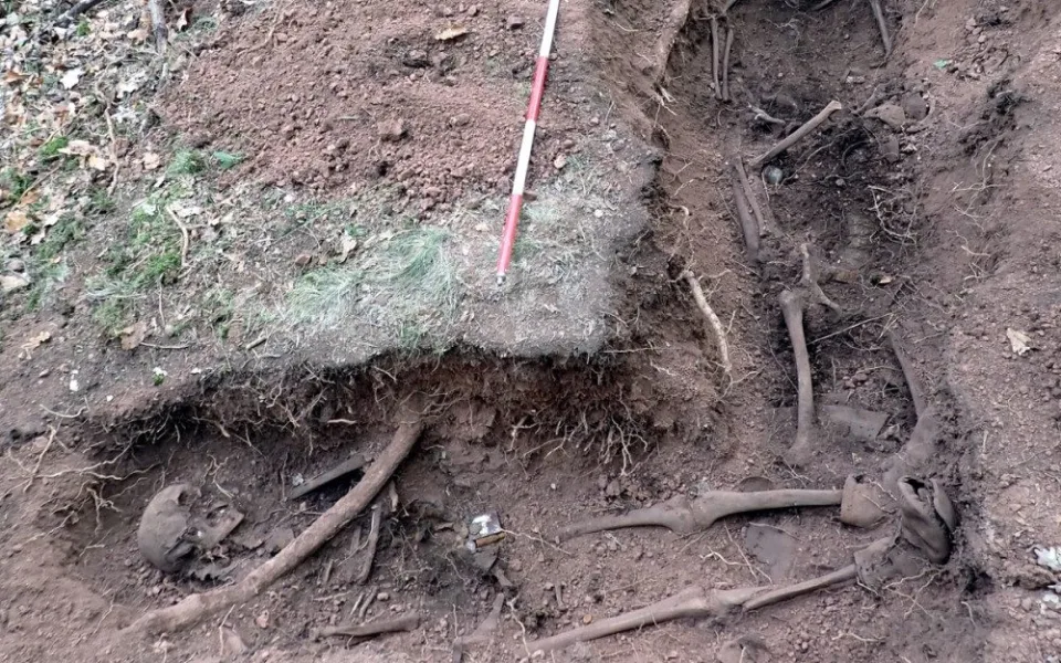 Muž u Brna hledal v lese poklad. Našel hrob rudoarmějců