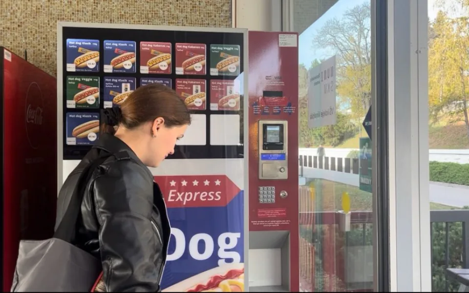 Studentům v Brně servíruje párky v rohlíku unikátní automat. Pochutnají si i vegetariáni