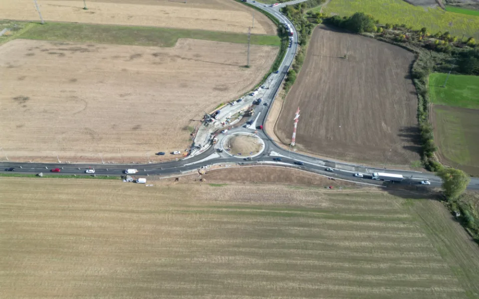 Mezi Svitami a Brnem jezdí řidiče bez omezení. Nově je zpomaluje kruháč