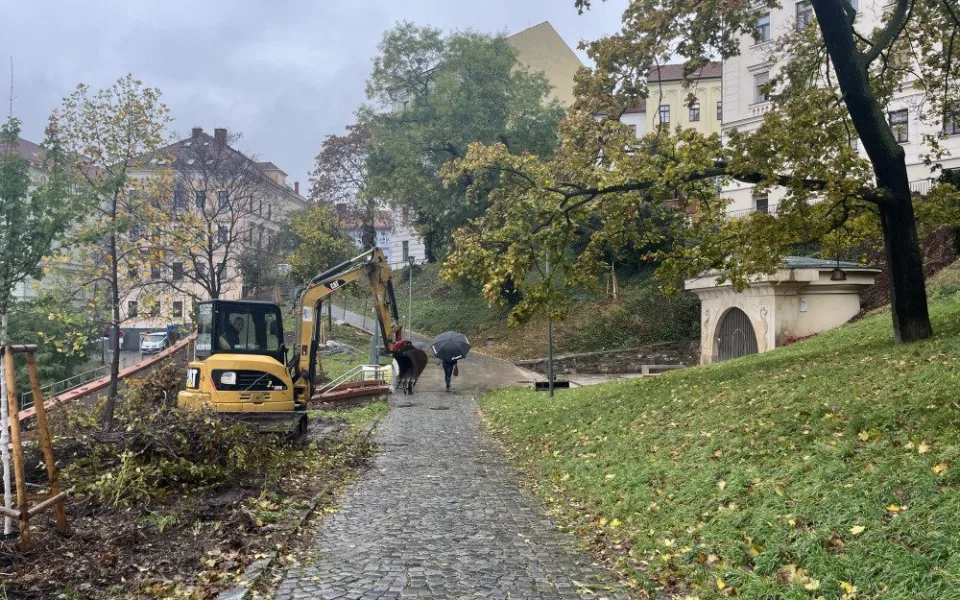 Do brněnského parku Studánka se nastěhovali dělníci, aby opravili nestabilní zídku