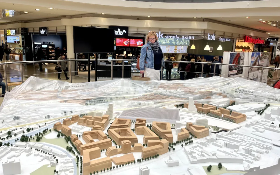 Obří model brněnského nádraží zmokl v obchoďáku. Před deštěm ho chrání igelit