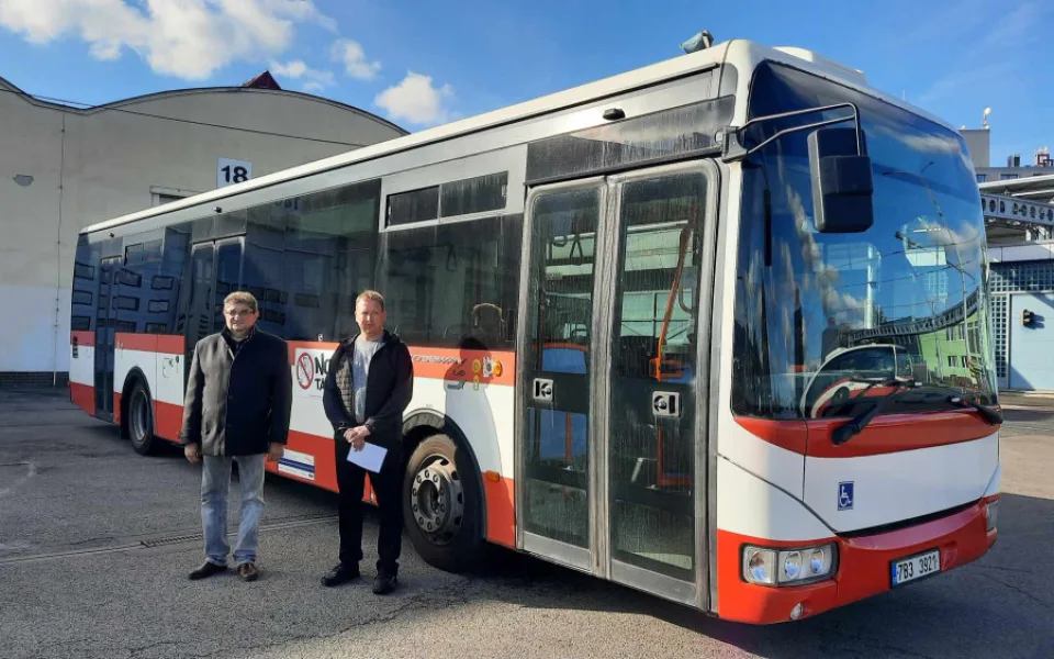 Bezdomovci v Brně dostali autobus. Zaveze je do sprchy