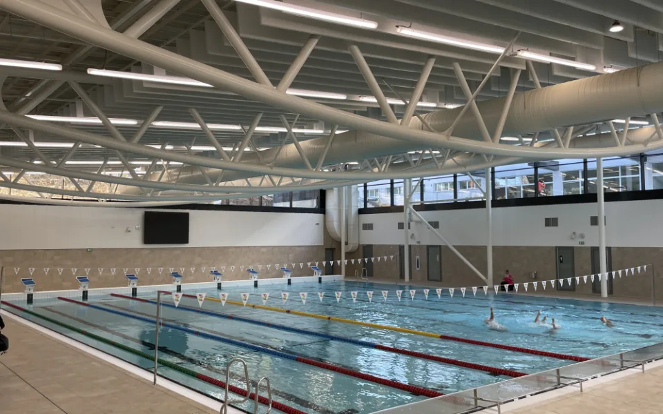 Brno vyřešilo nedostatek bazénů. Otevřelo moderní plavecký komplex