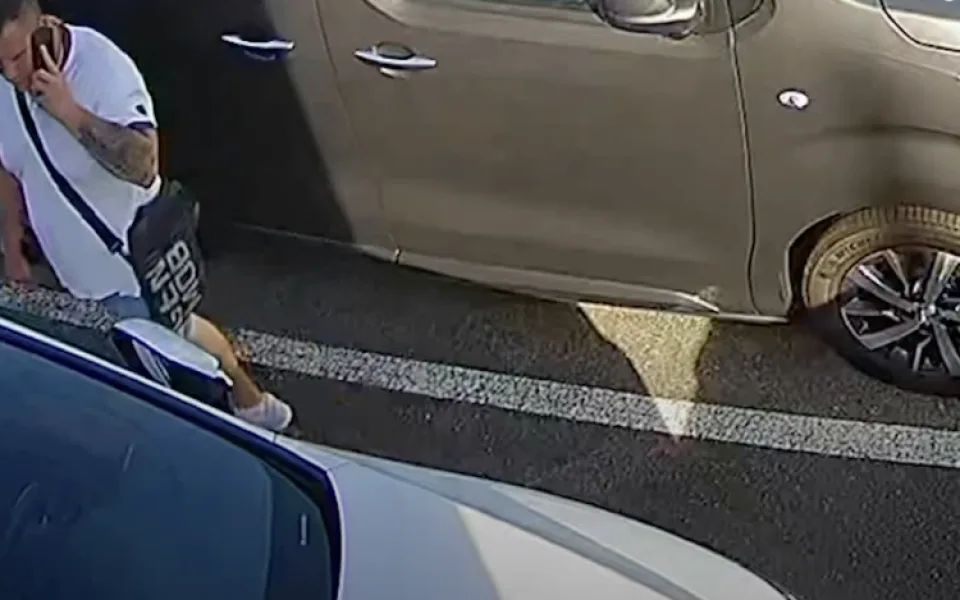 Muž v brněnském autosalonu vydlabal zpětná zrcátka. Domů si vzal přístroje za čtvrt milionu