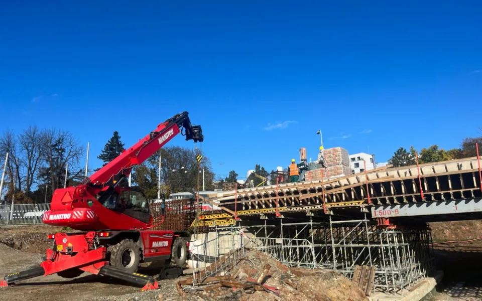 Stavba tramvajové smyčky v brněnských Pisárkách pokročila, dělníci pokládají koleje