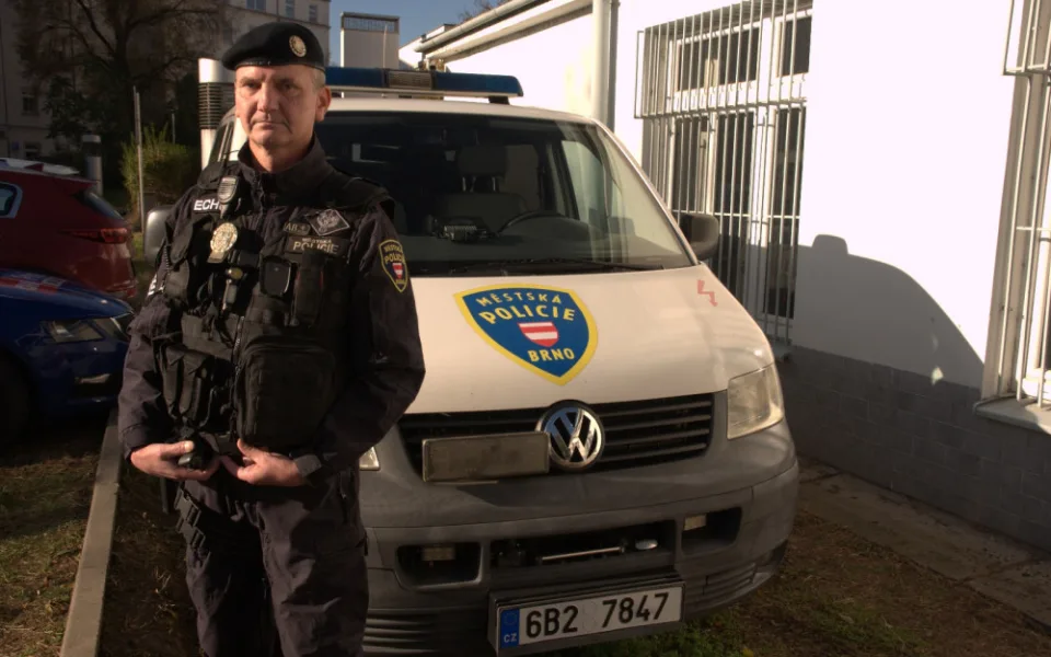 Brněnský strážník se na dovolené nachomýtl k nehodě, z převráceného auta zachránil dva lidi