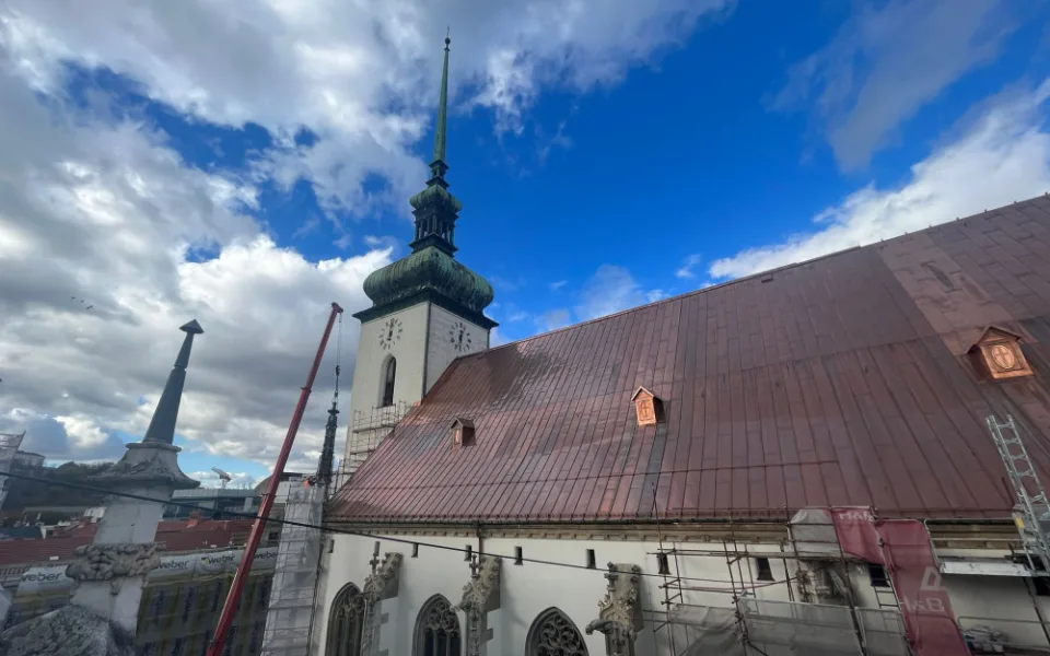 Dělníci dokončují opravy kostela v centru Brna. Na fasádu montují kamenné ozdoby