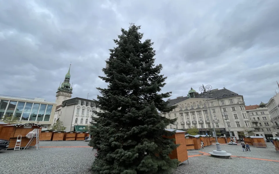 Brněnský Zelný trh zdobí vánoční jedle. Na konkurenta z náměstí Svobody se čeká