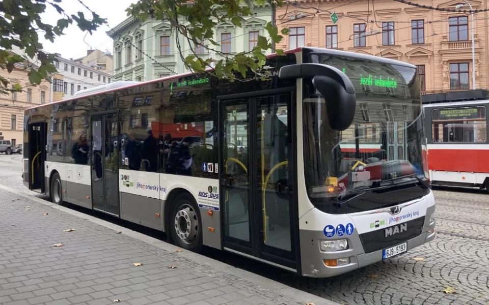 Lidé na jižní Moravě se rozloučí s předplatními papírovými jízdenkami. Vymění je za elektronické