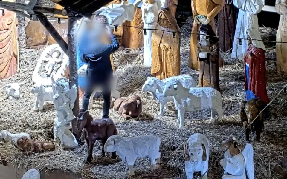 Mladík v Brně označkoval betlém na náměstí. Při močení hladil anděla