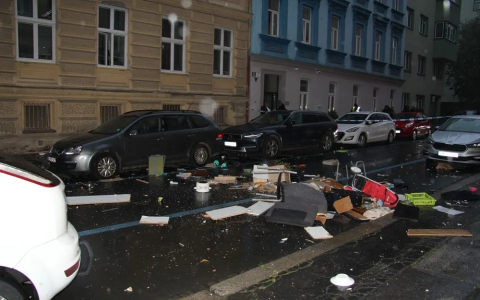 Chronický vyklízeč vyhazoval v Brně z okna nádobí i matraci
