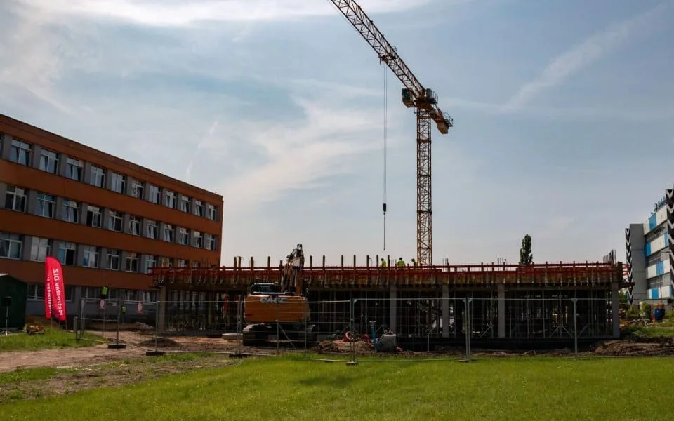Novému pavilonu největší střední školy v kraji bude dominovat netradiční schodiště