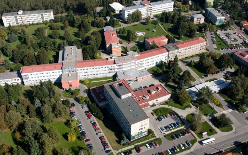 Problém s parkováním u nemocnice ve Vyškově vyřeší nová parkovací místa