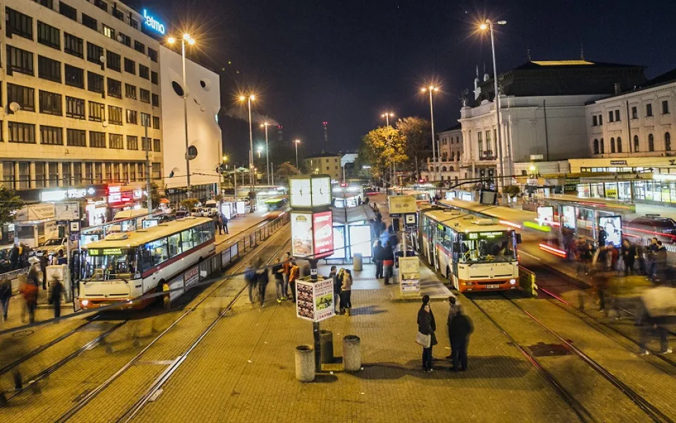 Muž v Brně se rozsekal při jízdě nočním autobusem. Při pádu prorazil skleněné dveře