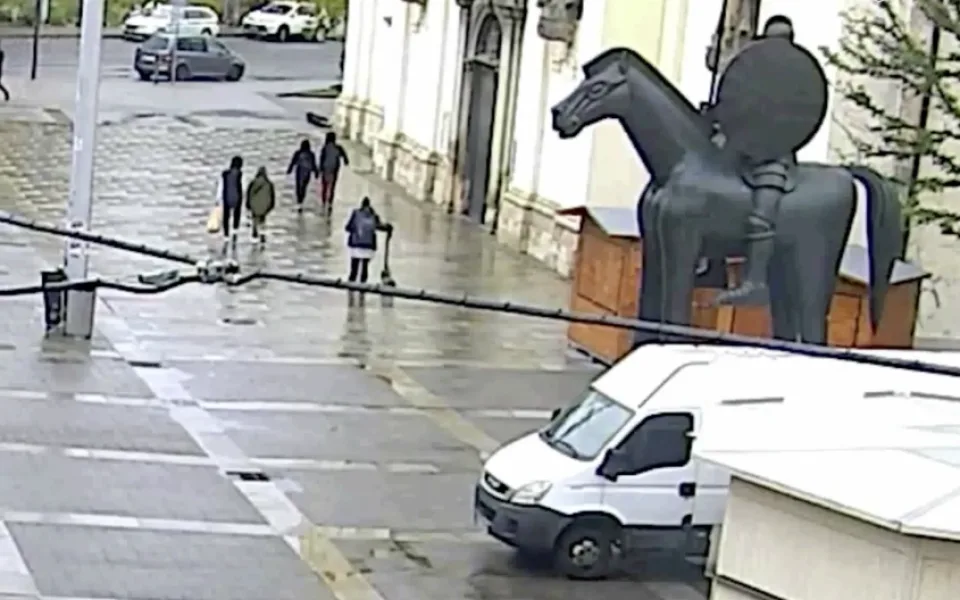 Koloběžkář v Brně zaparkoval u vánočního stánku. Vozítko mu pomalu odvezl zkušený zloděj
