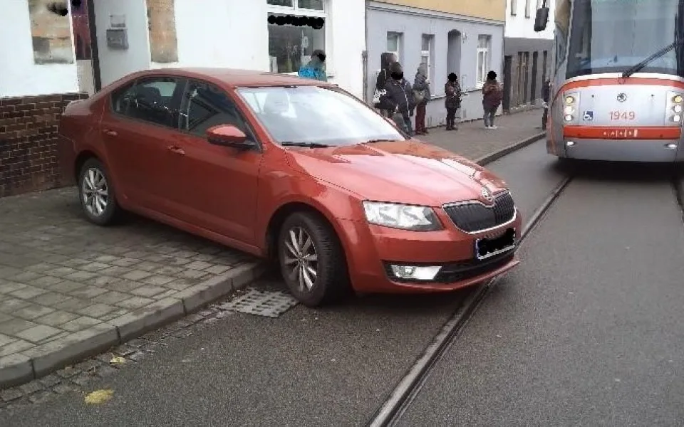 Řidička v Brně nezatáhla ručku. Autem zablokovala šalinu