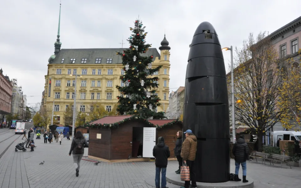 Brněnský orloj opět rozdá vánoční koule. Některé budou svítit