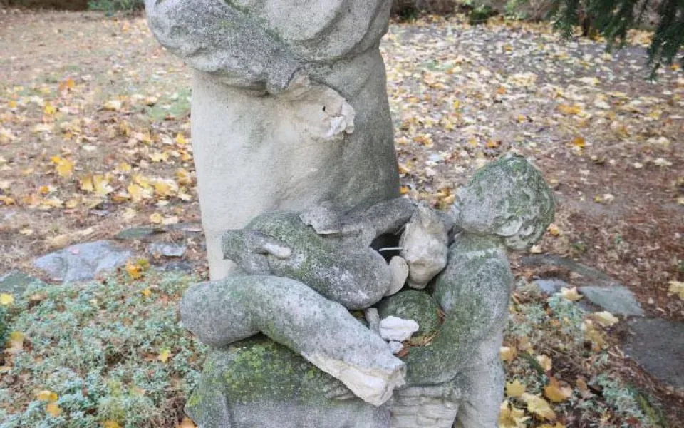 Sochu na Znojemsku zničil vandal. Svatému Klementovi urval obě ruce