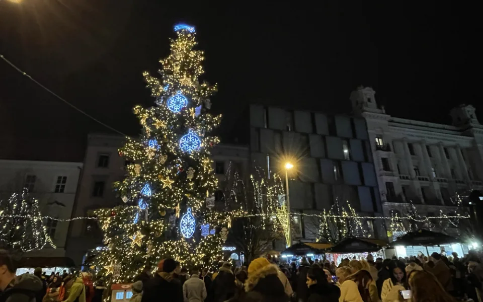 Tisíce Brňanů se nahrnuly na náměstí, aby viděly rozsvícení vánočního stromu