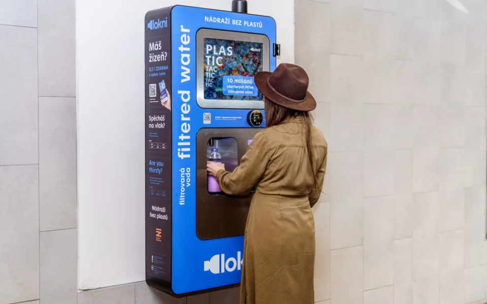 Na nádraží v Břeclavi přibyl automat na vodu. Cestující zaženou žízeň zdarma