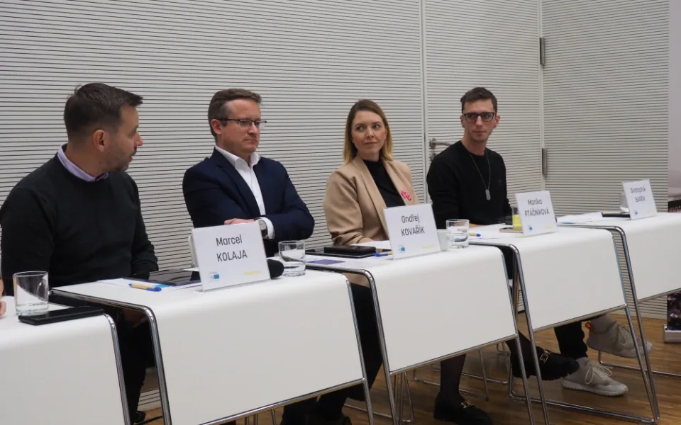 Nezakazujme ve školách umělou inteligenci, shodli se experti v Brně