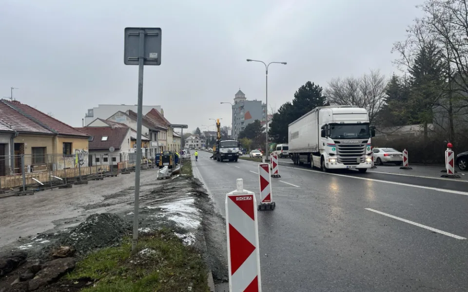 Zpoždění a komplikace. V Brně rozkopali Gajdošovu ulicí