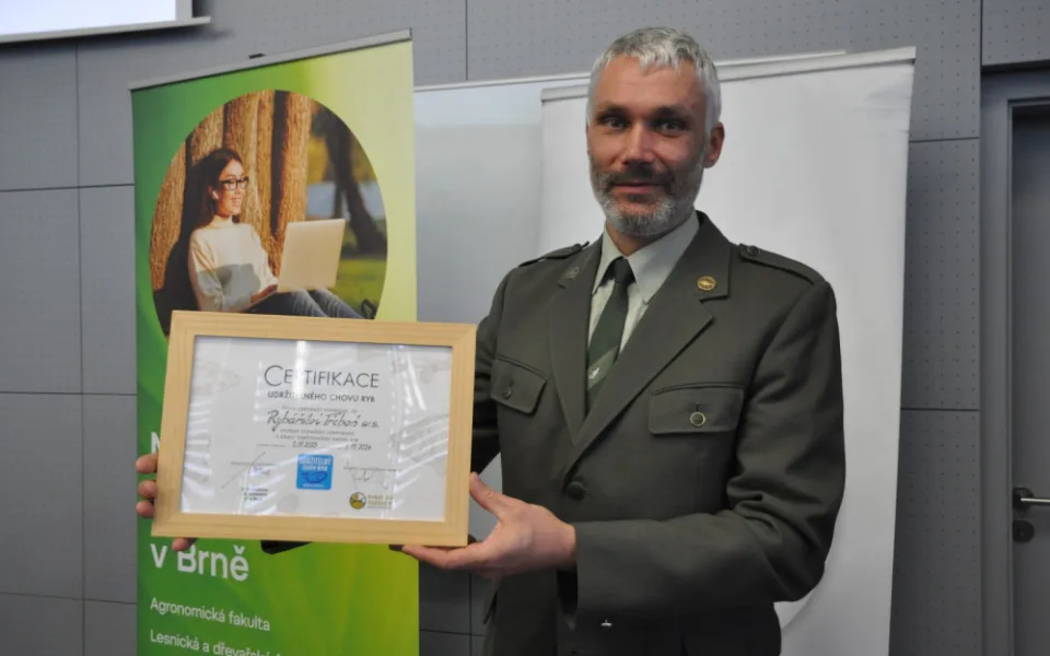 Tomáš Brabec je zástupcem Rybářství Třeboň, které letos jako první certifikát získalo