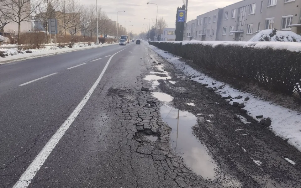 Na poškozenou silnici ve Znojmě naběhli dělníci. Nečekaná oprava zbrzdí řidiče
