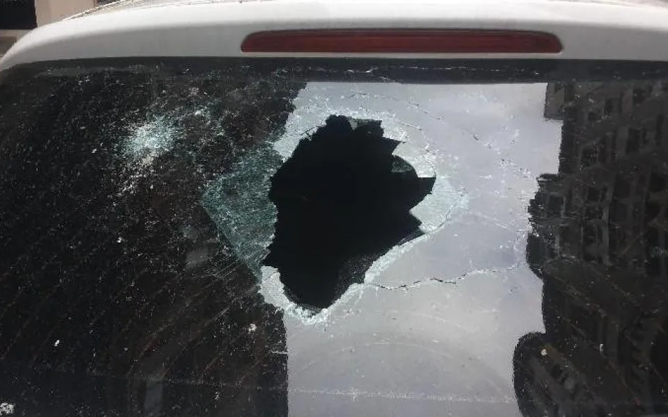 Řidič v Brně zaparkoval auto pod domem. Na zadním sklu se mu objevila obří díra