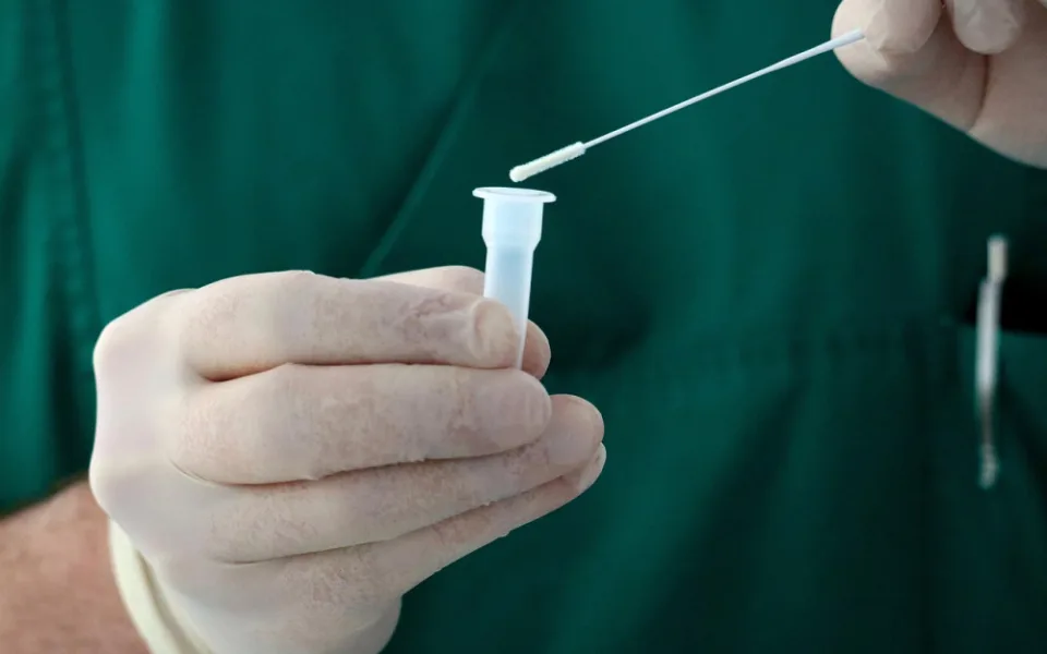 Vědci z Brna vyvíjejí přenosnou laboratoř, která odhalí infekční nemoci