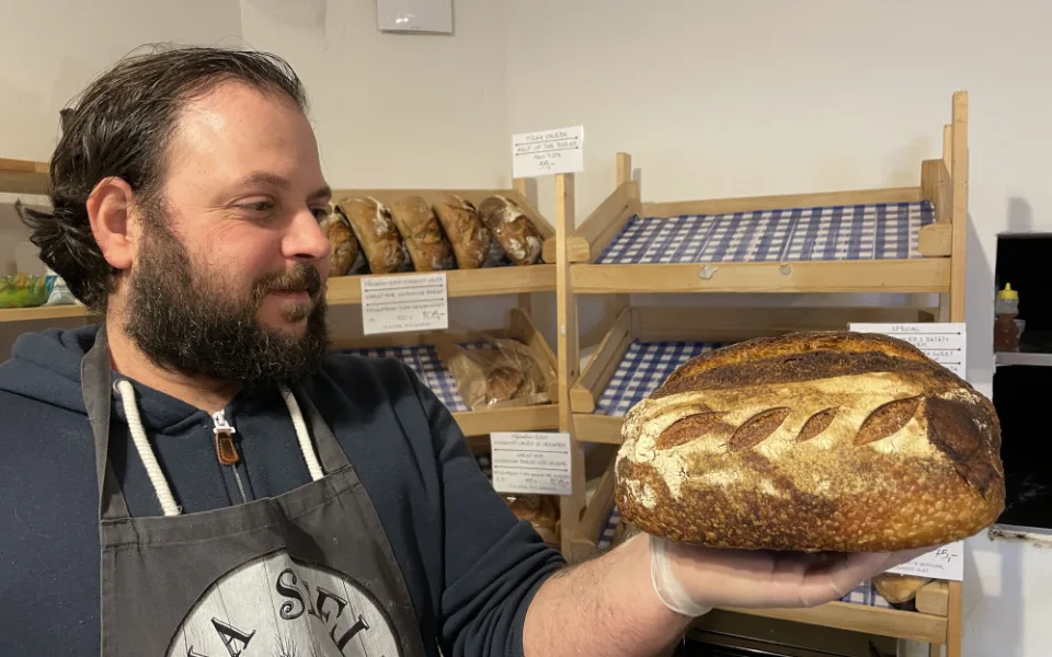 Kostast Konstatninos ve svém podniku Mamma Stella