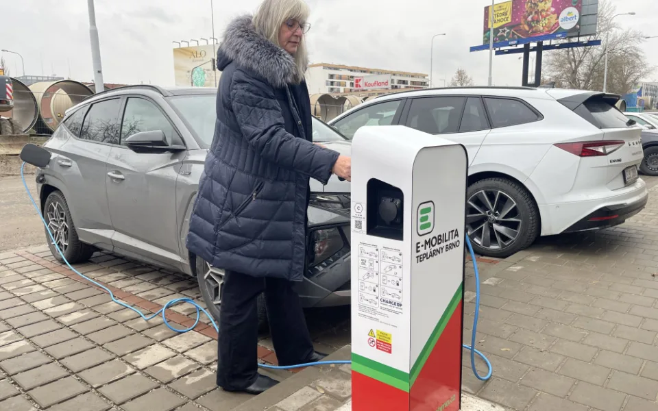 Brno má osmdesát dobíječek pro elektroauta. Nová stojí u opraveného plavečáku