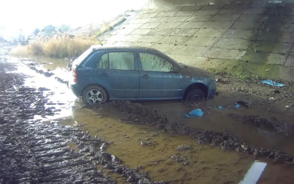 Zabahněná škodovka pod mostem překvapila stavaře v Brně