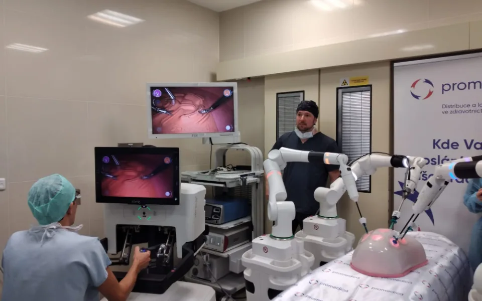 Lékaři v Brně povolají na sál nového robota. Pomůže při operacích plic a střev