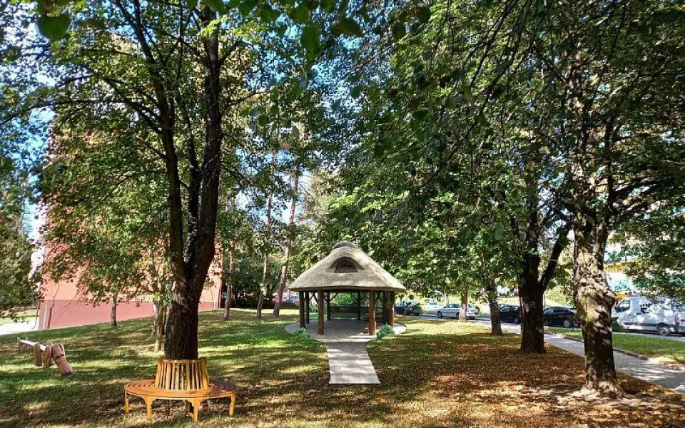 Lidé v Blansku chtějí nový park z místa, kam chodí pejskaři