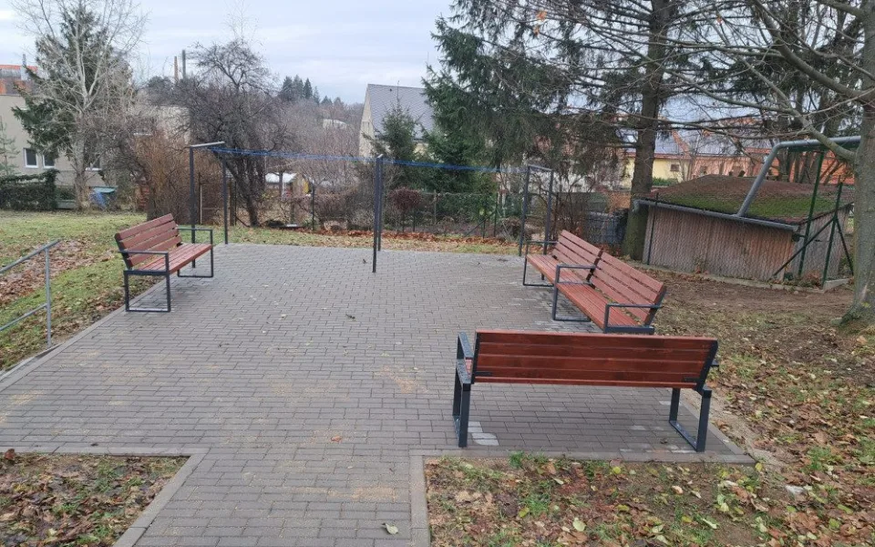 Důchodci ze Znojma dostali speciální lavičky.