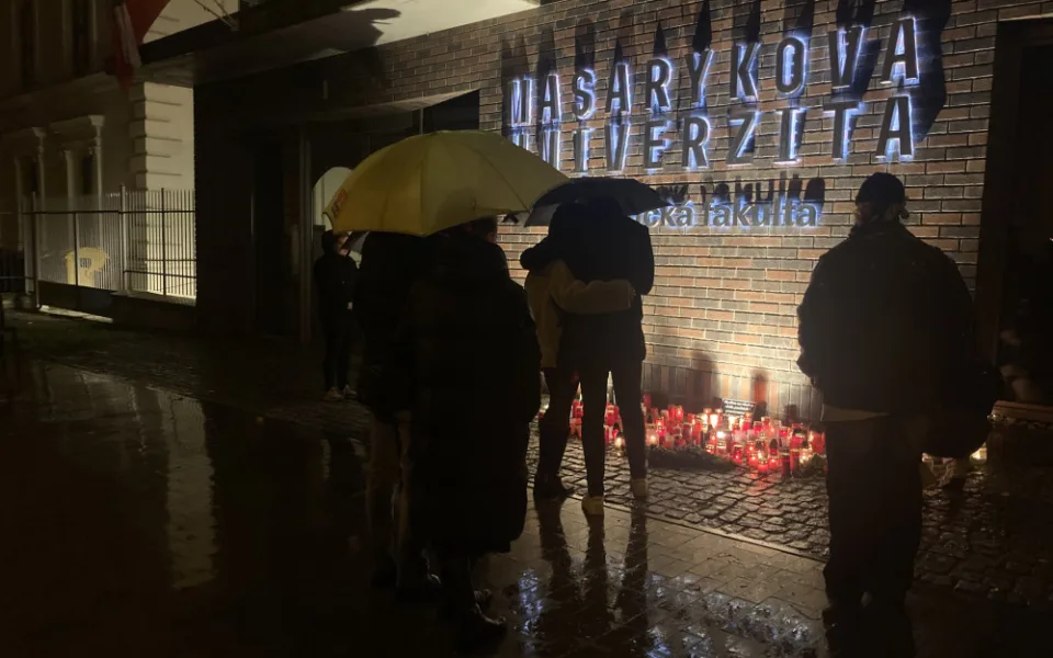 Masarykova univerzita spustí sbírku pro pozůstalé obětí střelby v Praze