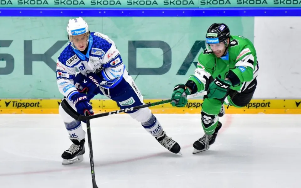 Steve Moses z Komety bojuje na ledě Mladé Boleslavi