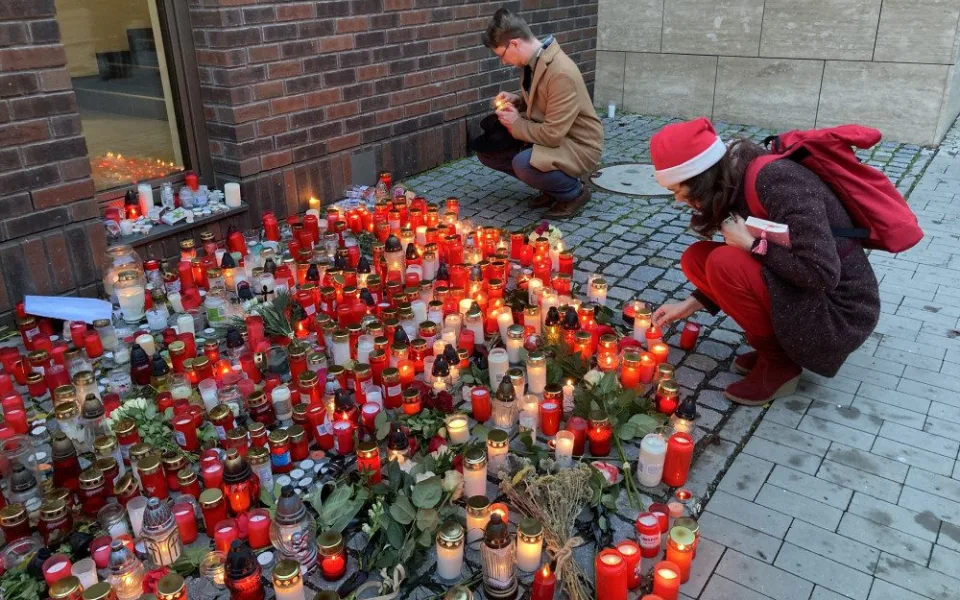 Lidé v Brně zapalují svíčky za oběti střelby. Schází se před školou i v divadle