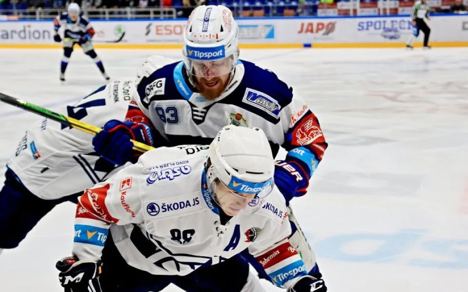 Rhett Holland v souboji s plzeňskými protihráči