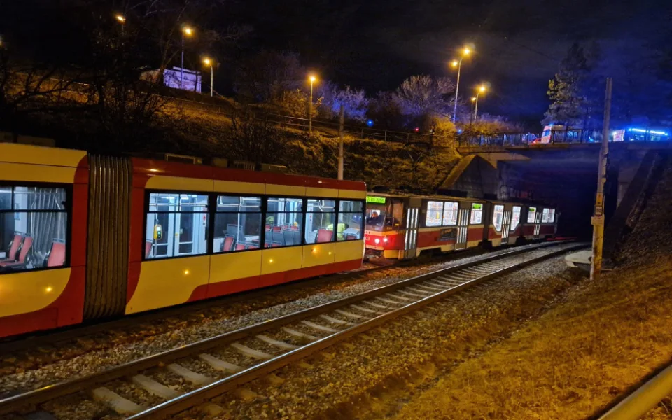 U brněnského krematoria se srazily šaliny. Devět lidí se zranilo