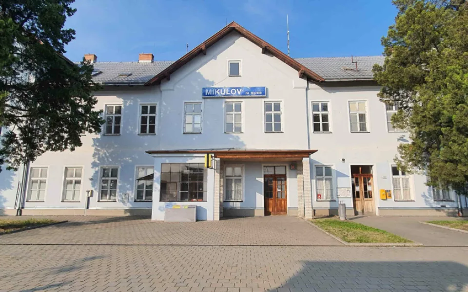 Historická budova nádraží v Mikulově půjde k zemi. Nahradí ji nová
