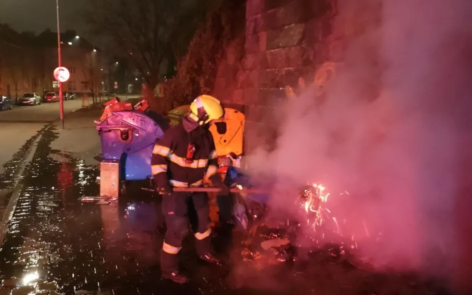 Lidé si volali záchranáře kvůli alkoholu i kvůli přejedení. Nejvíc problémů dělali opilci a pyrotechnika