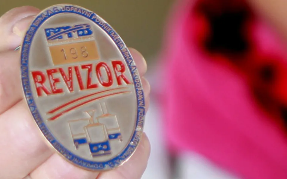 Muž bez jízdenky dal v šalině revizorce pěstí. Bránila mi ve výstupu, vymlouval se strážníkům
