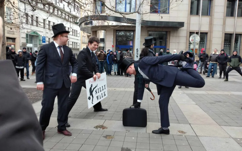 VIDEO: Brnem jde pochod švihlé chůze. Zábava je potřeba, říkají zakladatelé