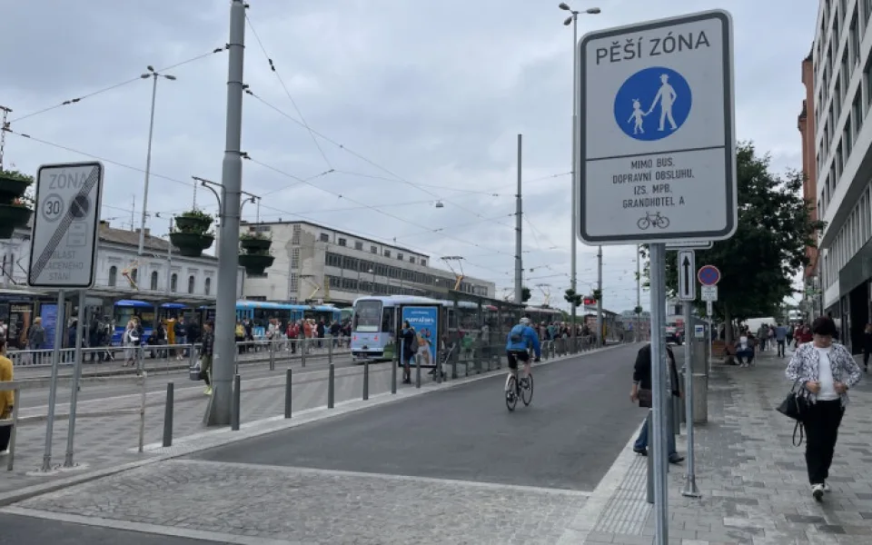 Úředníci v Brně zrušili pěší zónu u hlavního nádraží. Značky na místě nevydržely ani rok