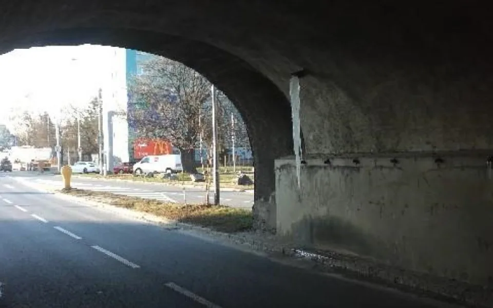 Řidiče ohrožovaly rampouchy visící z mostu. Strážníci je zlikvidovali teleskopickými obušky